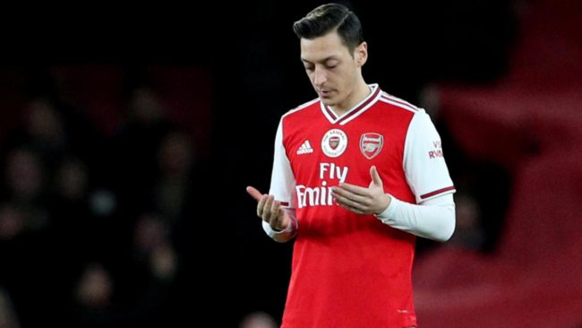 تحدث حين صمت الجميع فغدروا به وخانوه.. كيف دمرت آراء مسعود أوزيل مسيرته الكروية؟