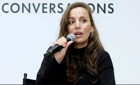 مدافعة نشطة عن حق توفير الذكاء الاصطناعي لعامة الناس/ التواصل الاجتماعي 