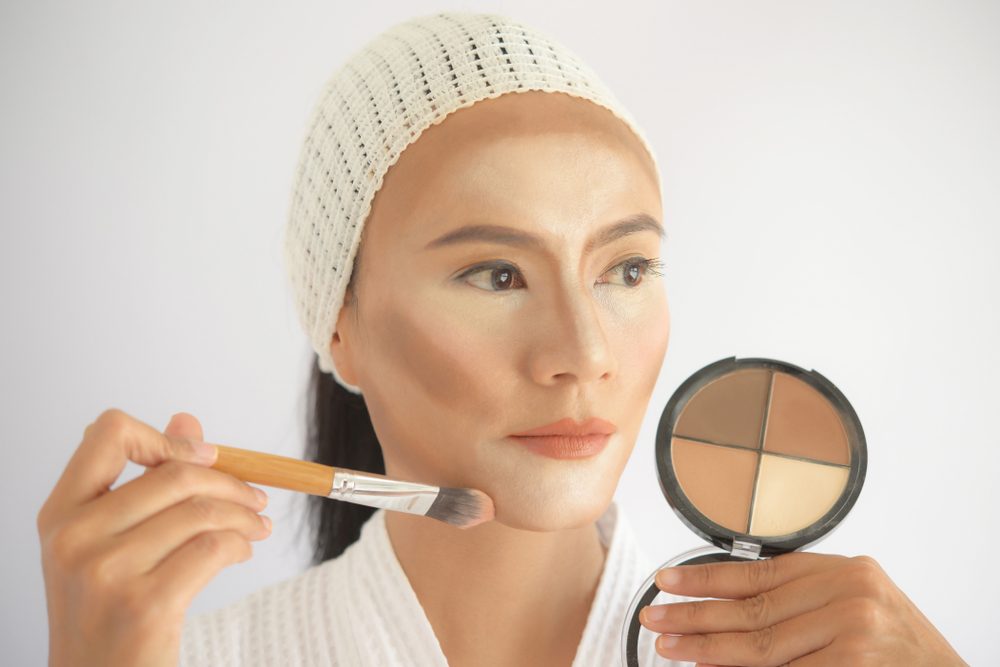 شد الوجه بالهايلايتر| shutterstock