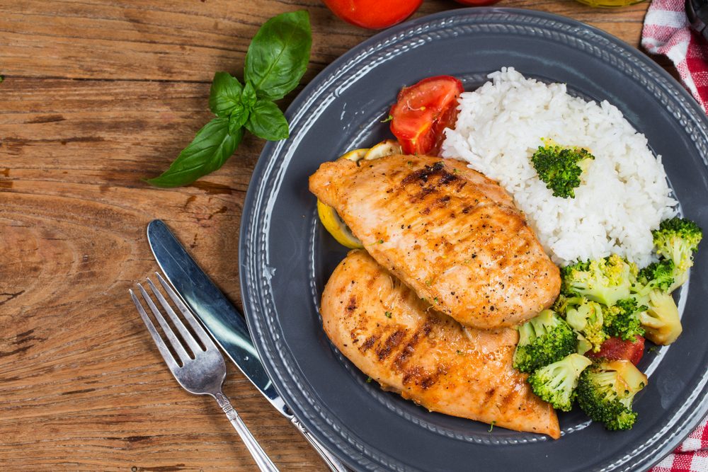 يتم تقديم بيكاتا الدجاج عادة مع الأرز الأبيض التقليدي - ShutterStock