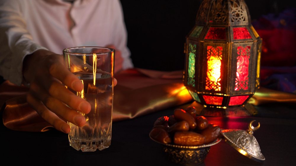 الإكثار من شرب الماء بعد الإفطار| shutterstock