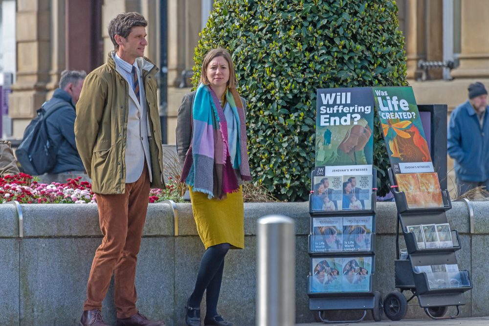 لا يعترفون بالصليب أو "الدولة"! ما هي طائفة "شهود يهوه" المسيحية التي استهدفتها عملية إرهابية بألمانيا؟