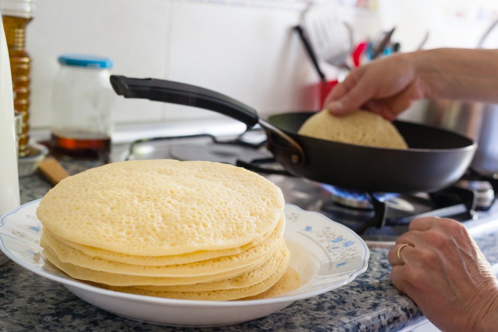 تغميس البغرير في خليط العسل والزبدة| shutterstock