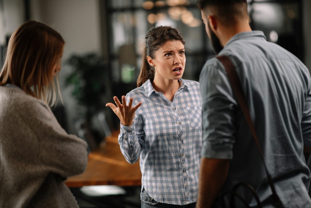 الأشخاص المتدخلين في شؤونك ومساحاتك الخاصة قد يهددون سلامتك العقلية - Shutterstock