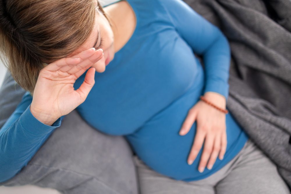 تغيرات الهرمونات من العوامل التي تزيد القلق أثناء الحمل. - Shutterstock