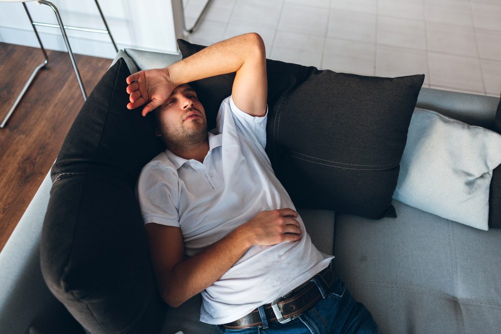الإجهاد المزمن بعد الوجبات قد يشير لمشاكل نقص الفيتامينات. - ShutterStock