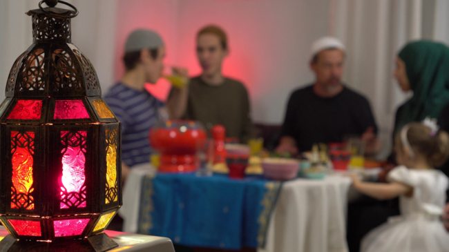 تزوّد الجسم بالطاقة وتقلل الصداع خلال الصيام.. أسباب تجعلك لا تفوّت وجبة السحور في رمضان