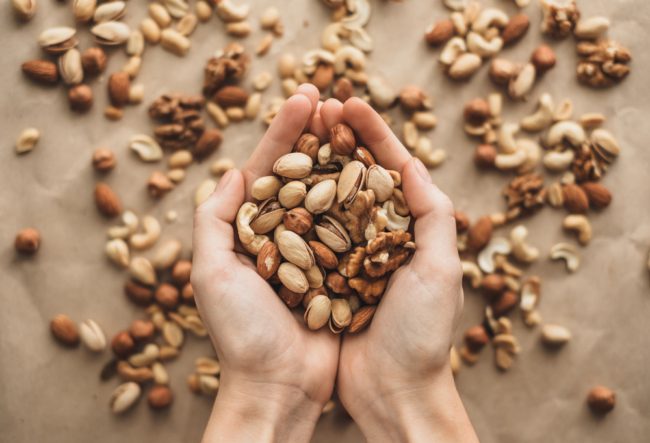 من بينها الشعور بالشبع.. 4 أسباب تجعلك تتناول المكسرات في شهر رمضان