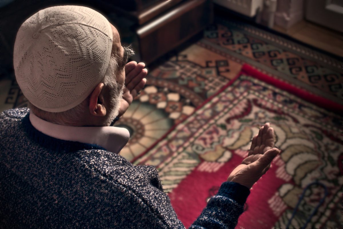 لماذا دعا الله تعالى عبادَه لدعائه والتضرع إليه من خلال اسمَيه “السميع” و”العليم”؟