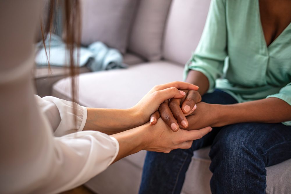 تلقي الدعم النفسي ومعرفة خطة العمل لتدارك الأعراض من أهم الخطوات - ShutterStock