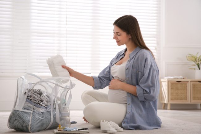 من الضروري تحضيرها في الأسابيع الأخيرة من الحمل.. محتويات حقيبة الولادة وطرق الاستعداد لليوم المهم