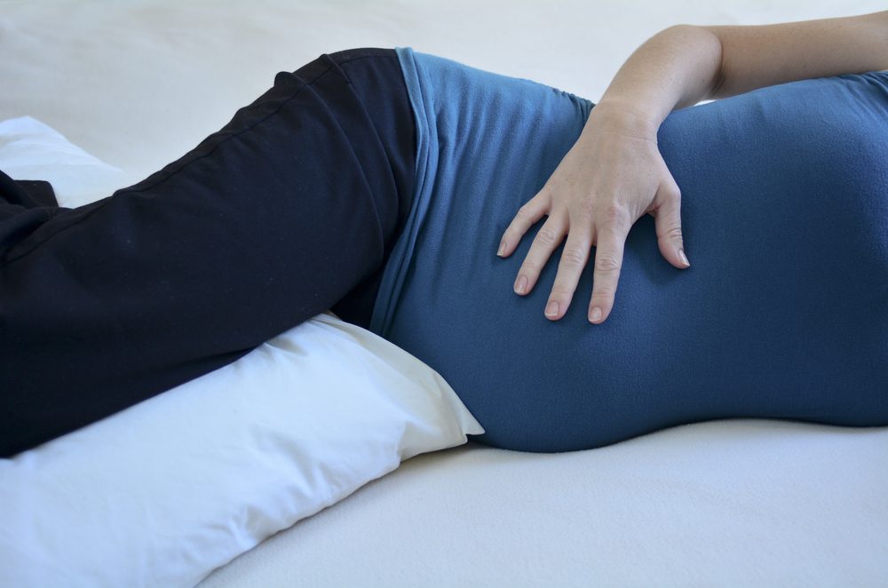 الاستلقاء على الجانب الأيسر هو الخيار المثالي للنوم أثناء الحمل - Shutterstock
