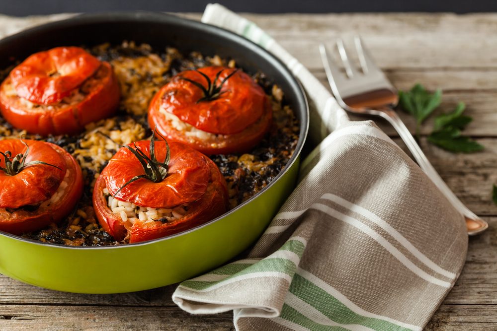 محشي الطماطم بالأرز والخضراوات من الوجبات السهلة والشهية - Shutterstock