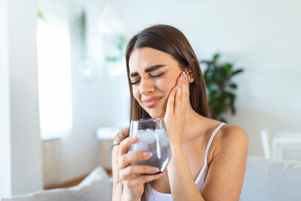 حساسية الأسنان تشمل الألم عند تناول المشروبات الباردة والساخنة الغنية بالسكر - Shutterstock