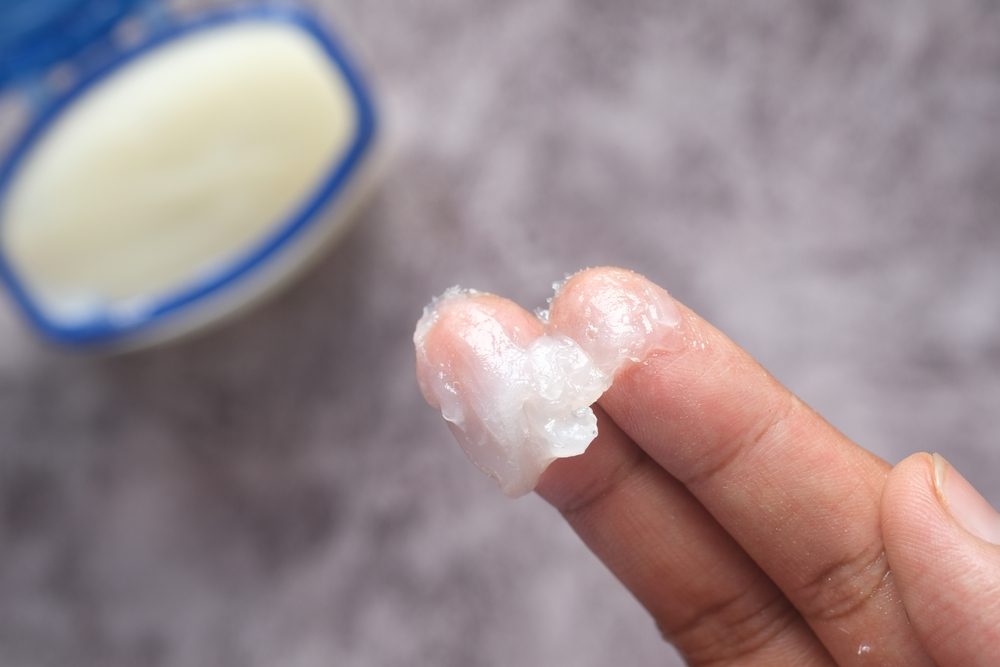 زيت جوز الهند خير بديلٍ عن الفازلين غير الصديق للبيئة/ Shutterstock