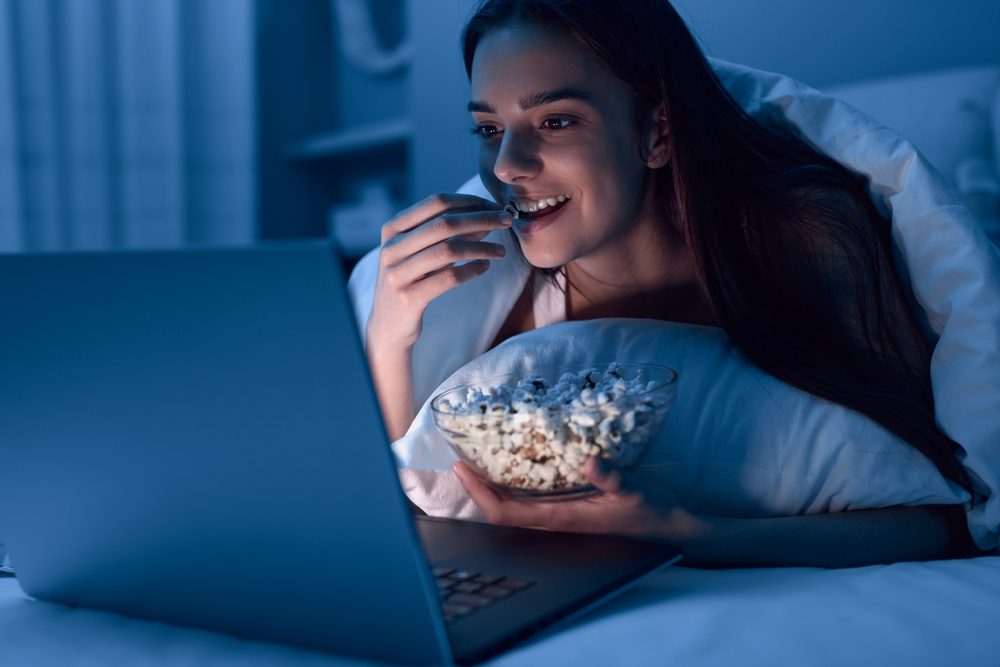 السرير أسوء مكان لمشاهدة الأفلام| shutterstock