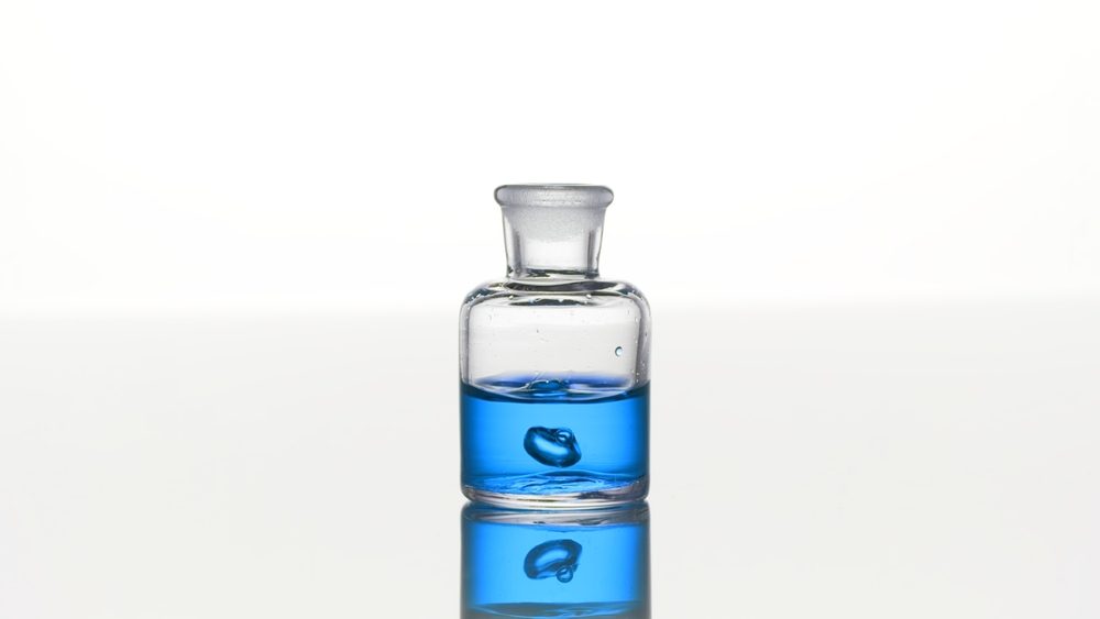 الزيت العطري يتمتع بلون أزرق فريد - Shutterstock
