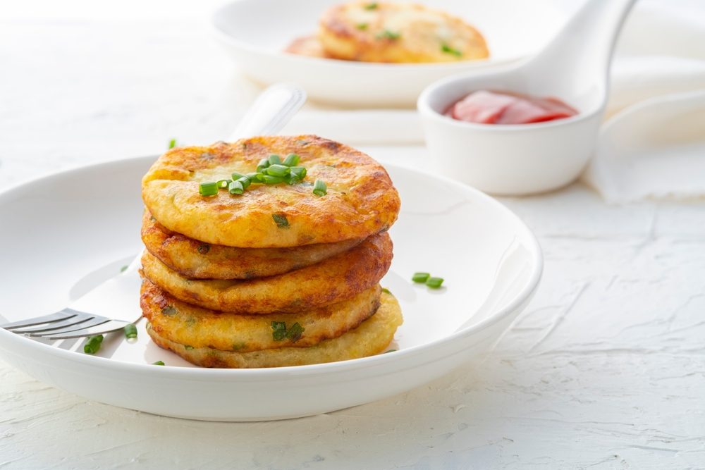 طبق اقتصادي يحبه الجميع.. طريقة تحضير كيك البطاطس المهروسة بالخطوات