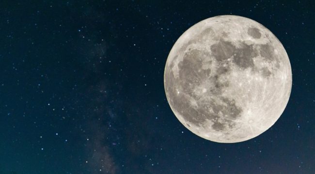 علماء يكتشفون وجود مياه على سطح القمر داخل حبيبات زجاجية.. قدّروا كميتها بمليارات الأطنان!