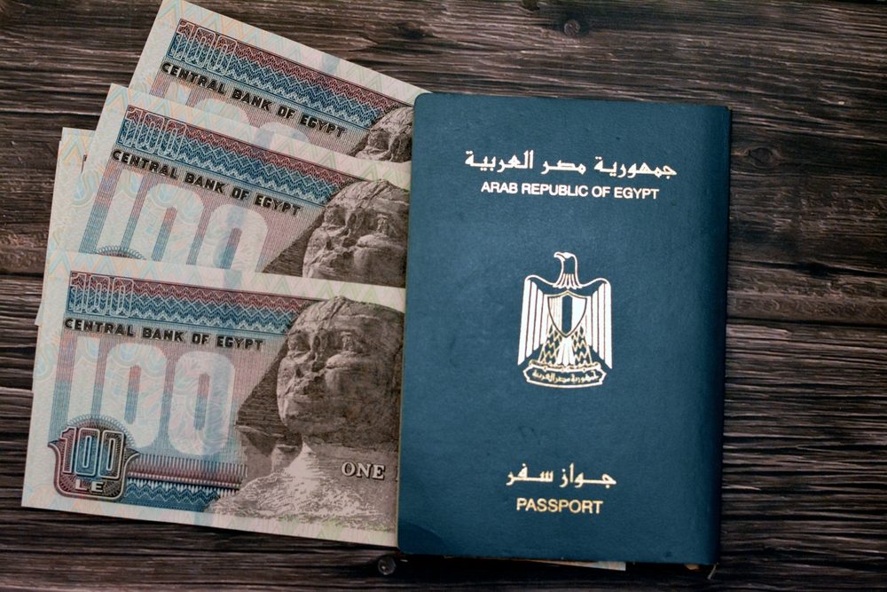 هناك بعض الرسوم والأوراق الرسمية التي يجب تحضيرها عند استخراج تأشيرة - ShutterStock
