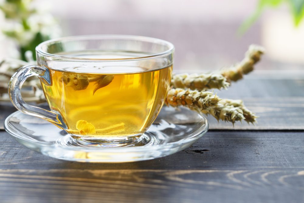 يميل مذاق شاي الجبل إلى مزيج بين البابونج والحمضيات - ShutterStock