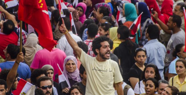 مرض الحنين إلى الوطن.. كيف سُحقت طموحات الشباب؟