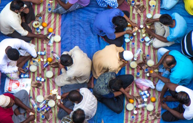 “أصوم رمضان ولا أشعر بالفقير”.. لماذا نبرر الأوامر الإلهية بحجج بشرية؟