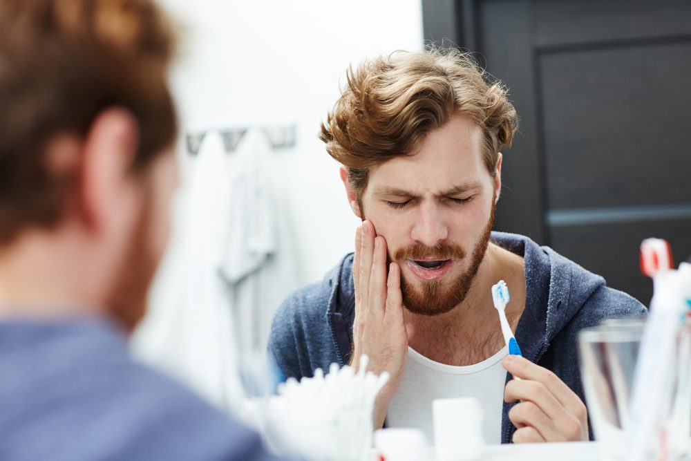 الغسل العنيف قد يفاقم مشاكل الأسنان - Shutterstock
