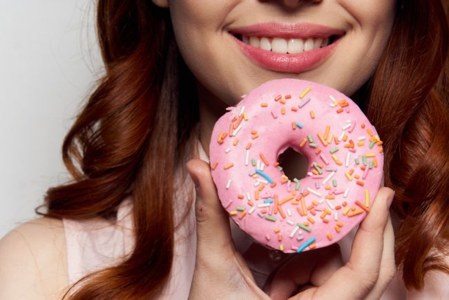 تعاني من الألم الشديد عند تناول الأطعمة الغنية بالسكر؟ أسباب حساسية الأسنان للحلويات وطرق العلاج