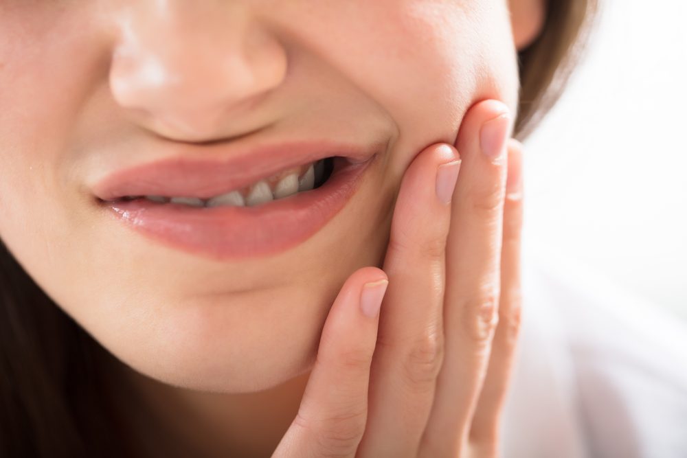 قد تتفاقم مشاكل الأسنان وتصل للتسوس والالتهابات - ShutterStock