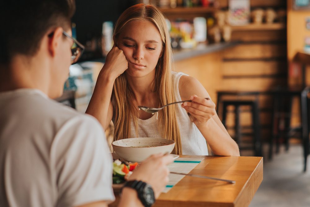 التقليل من الأنشطة الإجتماعية بسبب الأكل المضطرب| shutterstock