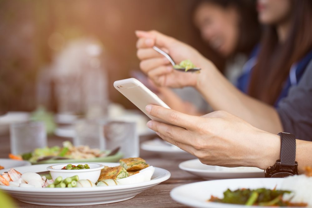 من المهم أن تخفف عوامل التشتيت خلال تناولك الطعام/ Shutterstock