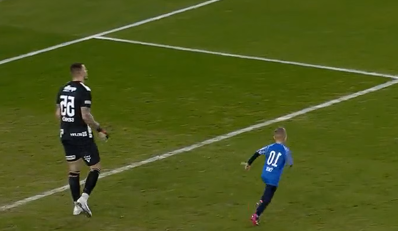 انتقادات لاذعة لحارس مرمى كسر قلب طفل (مواقع التواصل)