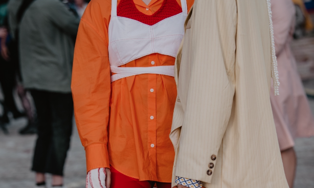 كتبت على الثوب “الله معي” باللغة العربية! مصممة أزياء تعتذر بعد احتجاج عارضة على ظهور لفظ الجلالة بعرض للأزياء