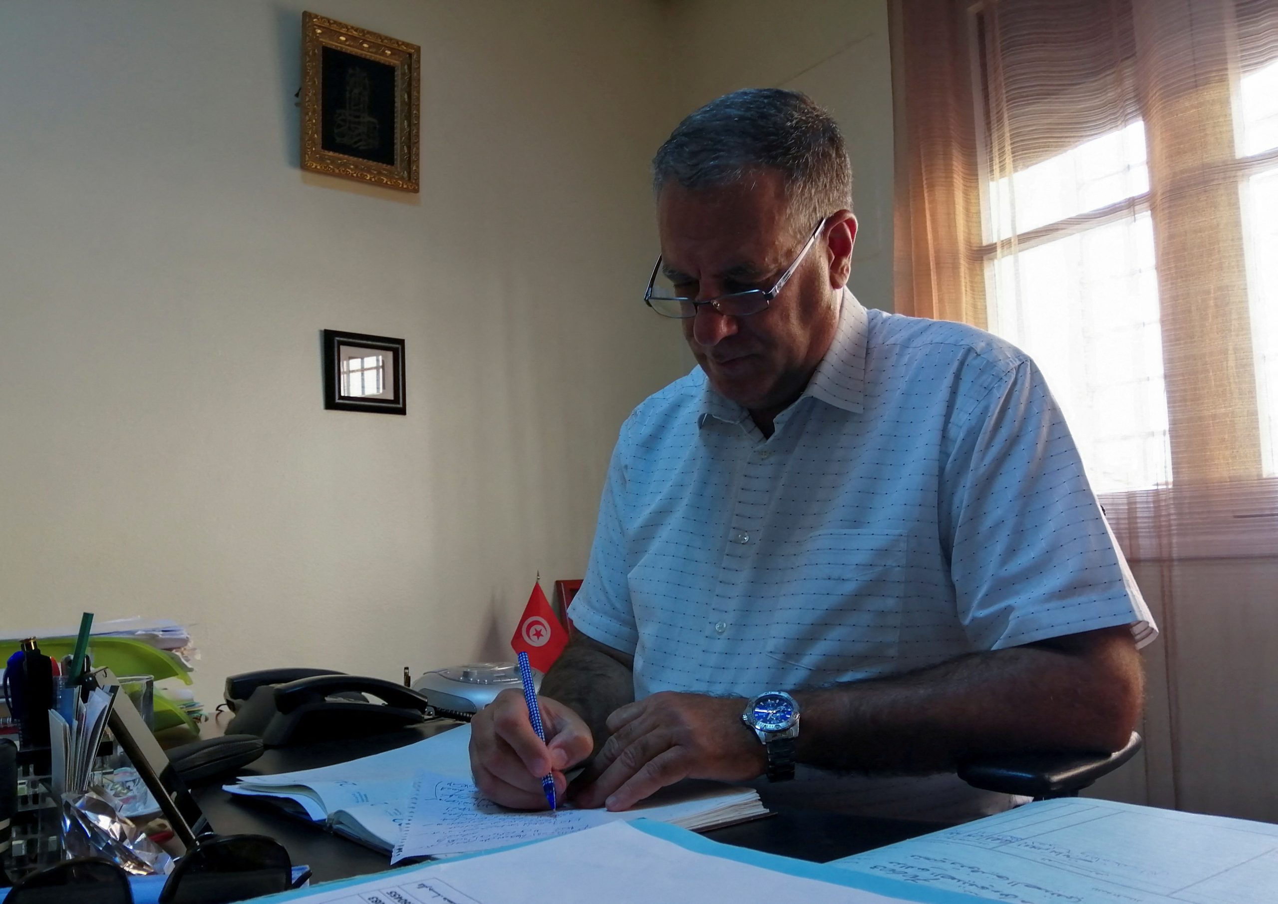 معتقلون تونسيون بارزون يبدأون إضراباً عن الطعام.. عائلاتهم ومحاميهم: السلطات تجري نقلهم لزنازين غير آدمية