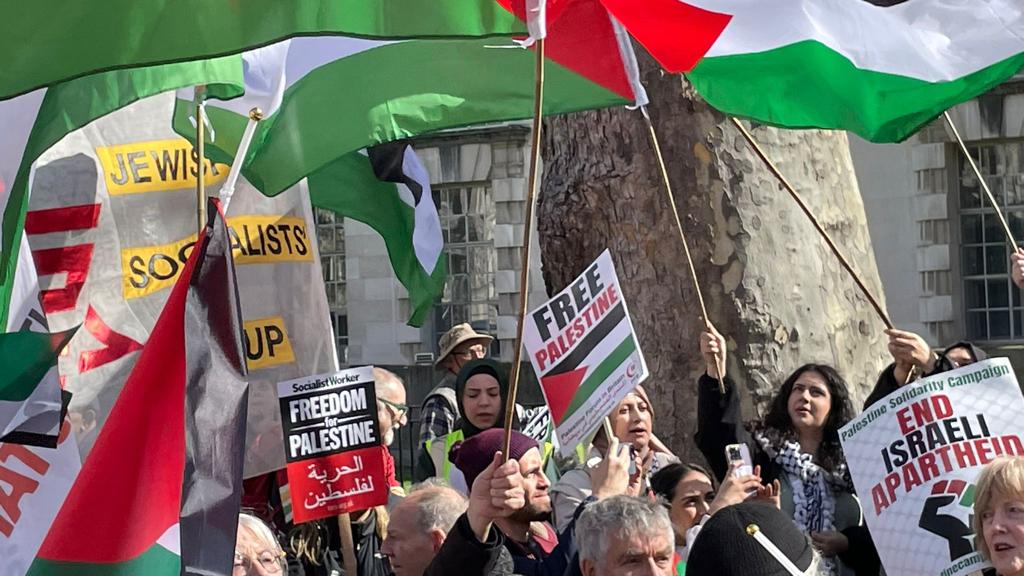 متظاهرون يرفضون زيارة نتنياهو للندن أمام مقر الحكومة البريطانية.. شارك فيها نشطاء يهود ضد إسرائيل