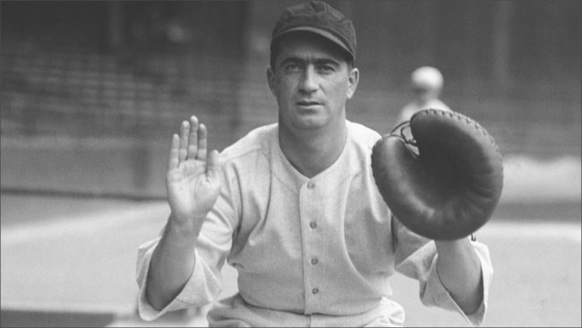 “مو بيرغ”.. لاعب البيسبول الأمريكي الذي عمل جاسوساً ورفض اغتيال عالم ذرة ألماني