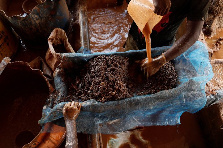 فتيات تنزانيات يقعن ضحية لطموح عمال المناجم.. يتعرّضن للبيع والقتل بتكليف من “مشعوذين” للعثور على الذهب