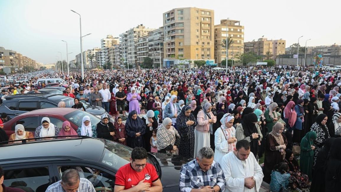 اختلاط الرجال بالنساء في صلاة العيد يثير الجدل مجدداً في مصر.. نائبة بالبرلمان تتقدم بطلب إحاطة لوزير الأوقاف