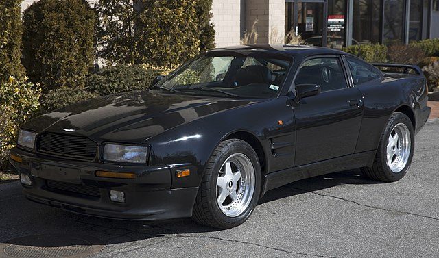 إطارات السيارات سوداء اللون