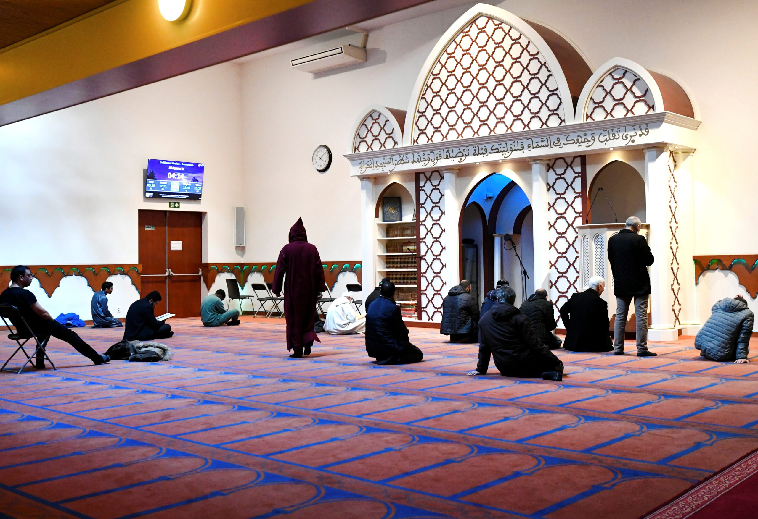 مسلمون يشتكون من حملة “اضطهاد” يمارسها البرلمان الهولندي ضدهم.. اتهموه بـ”التمييز” و”مطاردة” الجالية المسلمة