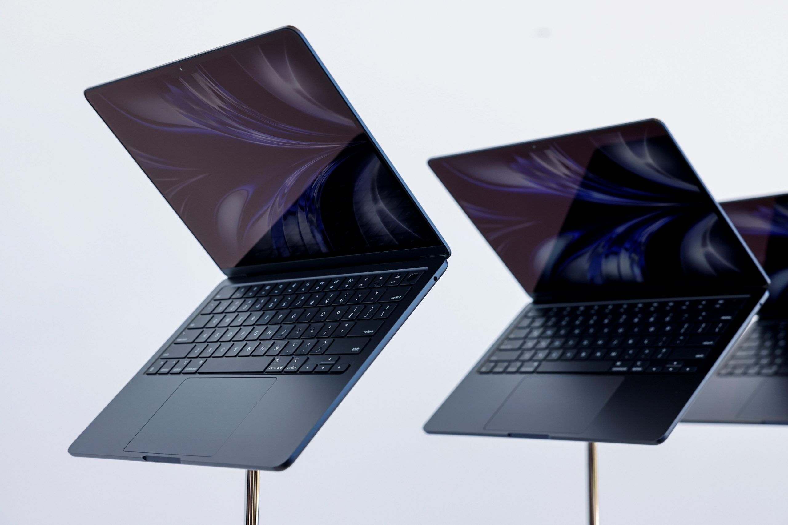 آبل تنال نصيب الأسد من تراجع الطلب على أجهزة الحواسيب عالمياً.. سجلت انخفاضاً بنسبة 40% خلال عام