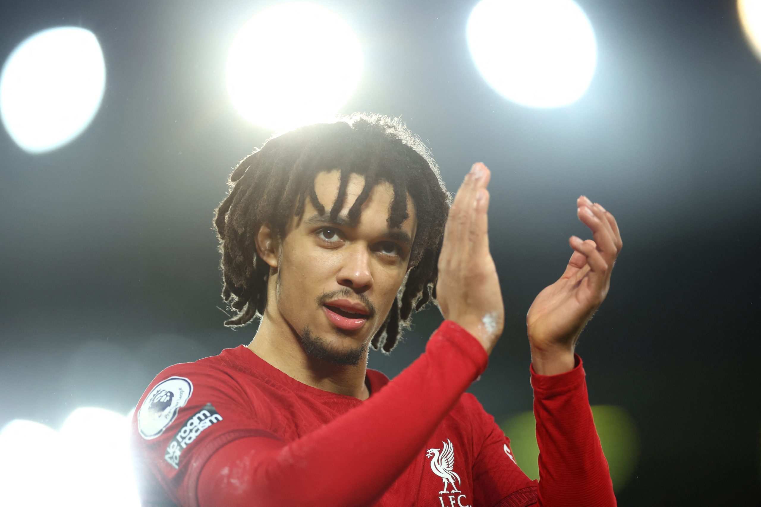 أرنولد يطلق مشروعاً لمساعدة الشباب الذين يفشلون مع الأندية (رويترز)