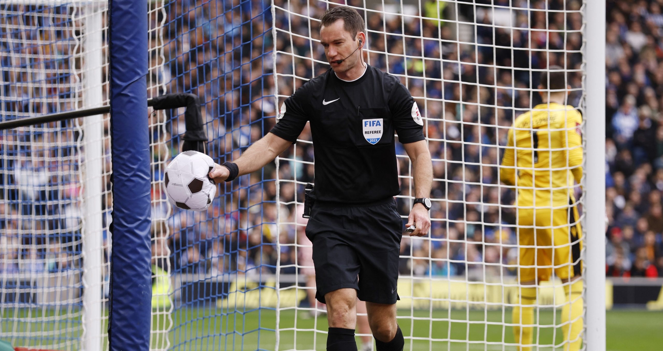 ماذا حدث بعد تثبيت كاميرات في ملابس حكام المباريات بإنجلترا؟ (رويترز)