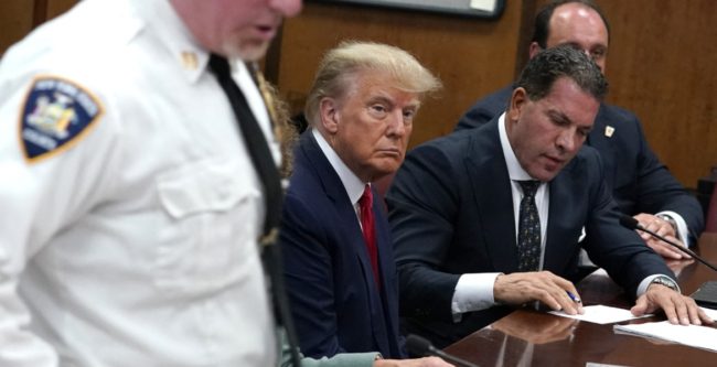 ترامب يدفع ببراءته من التهم الجنائية.. القاضي سمح له بالمغادرة دون شروط بعد اعتقاله لفترة وجيزة