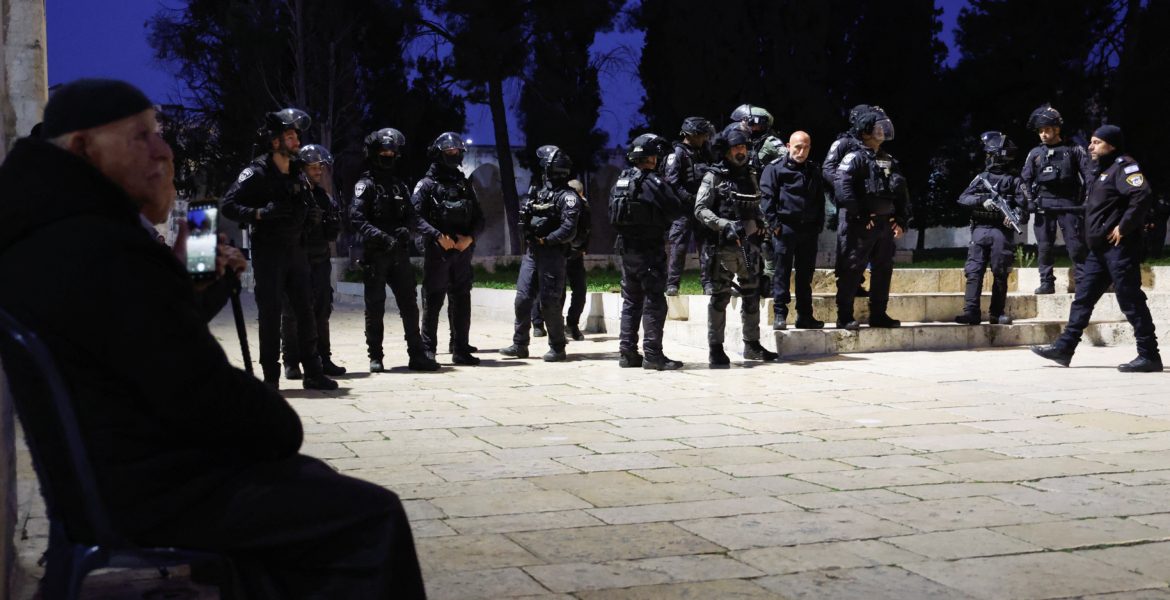 الاحتلال يكتفي برد محدود على صواريخ لبنان ويتجنب ضرب حزب الله.. والصين تدعو لضبط النفس