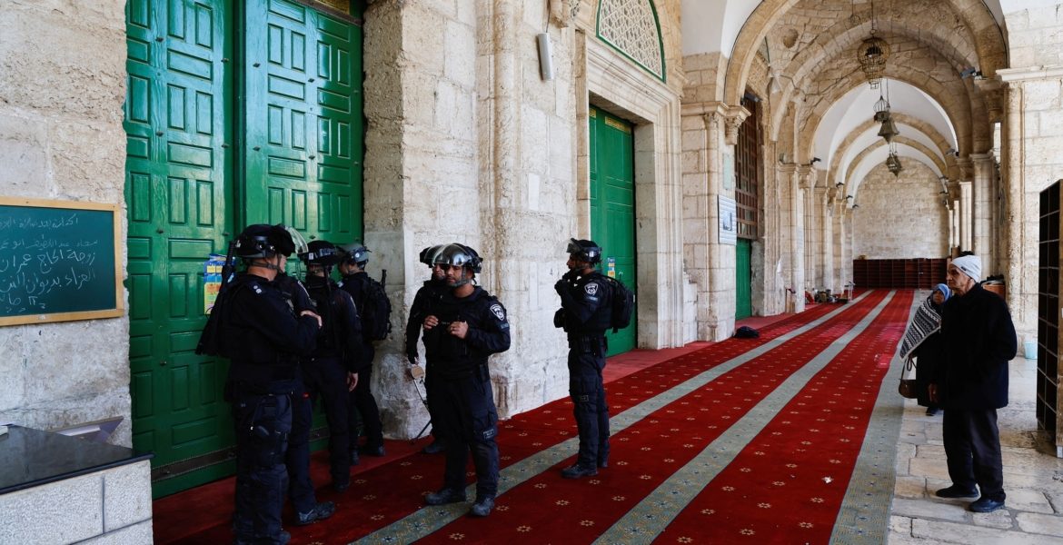 الاحتلال يصيب امرأة فلسطينية بجروح جنوبي الضفة الغربية.. اتهمها بمحاولة طعن إسرائيلي