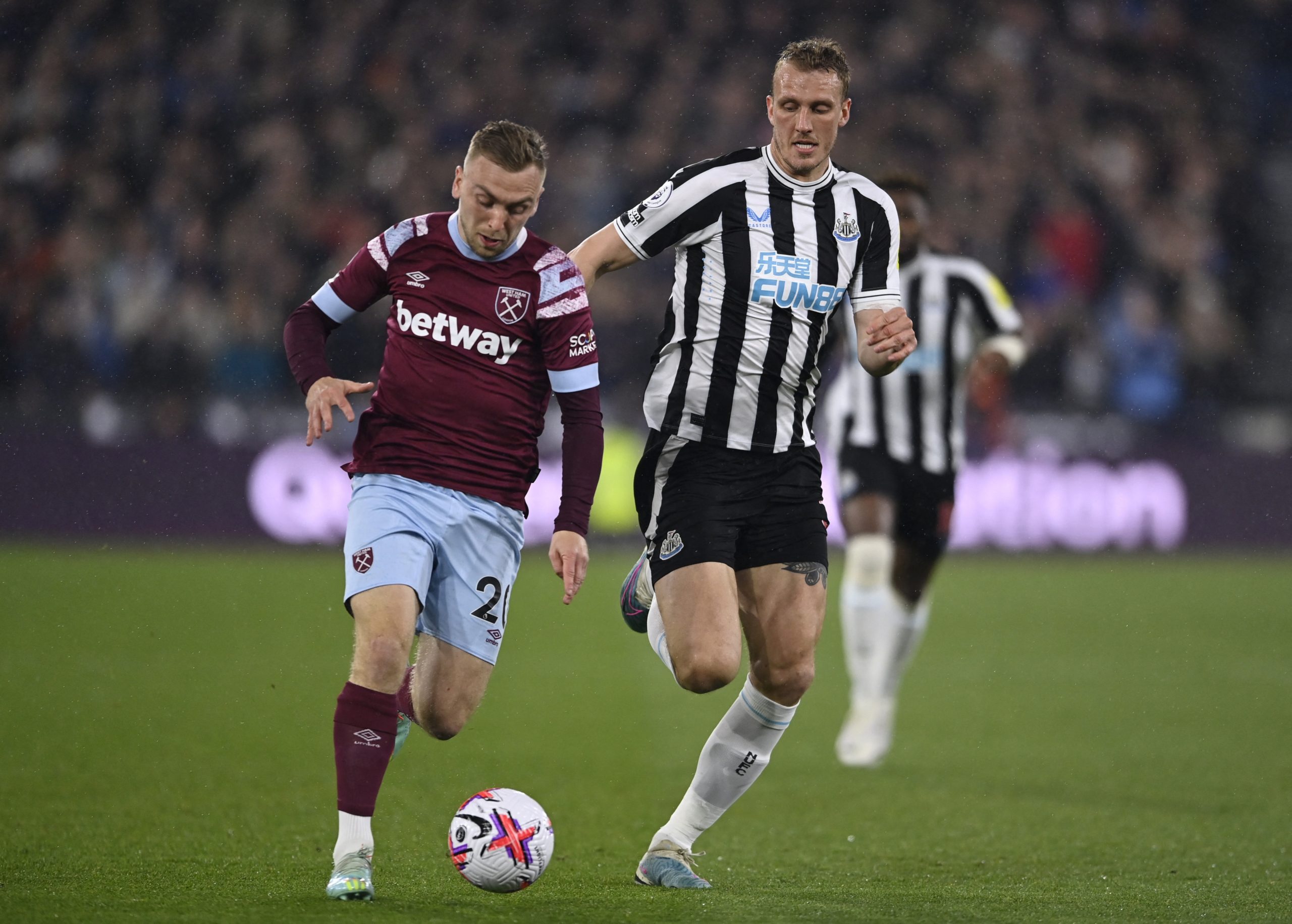 منع أندية الدوري الإنجليزي من وضع إعلانات شركات المراهنات (رويترز)