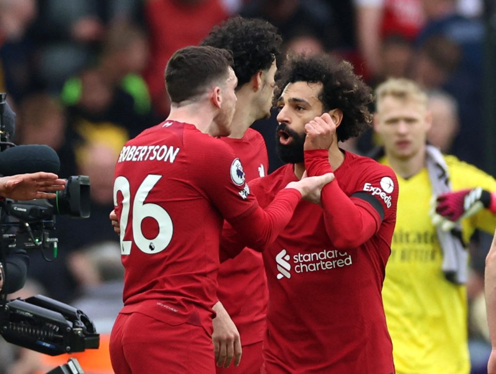 أندرو روبرتسون ومحمد صلاح - رويترز