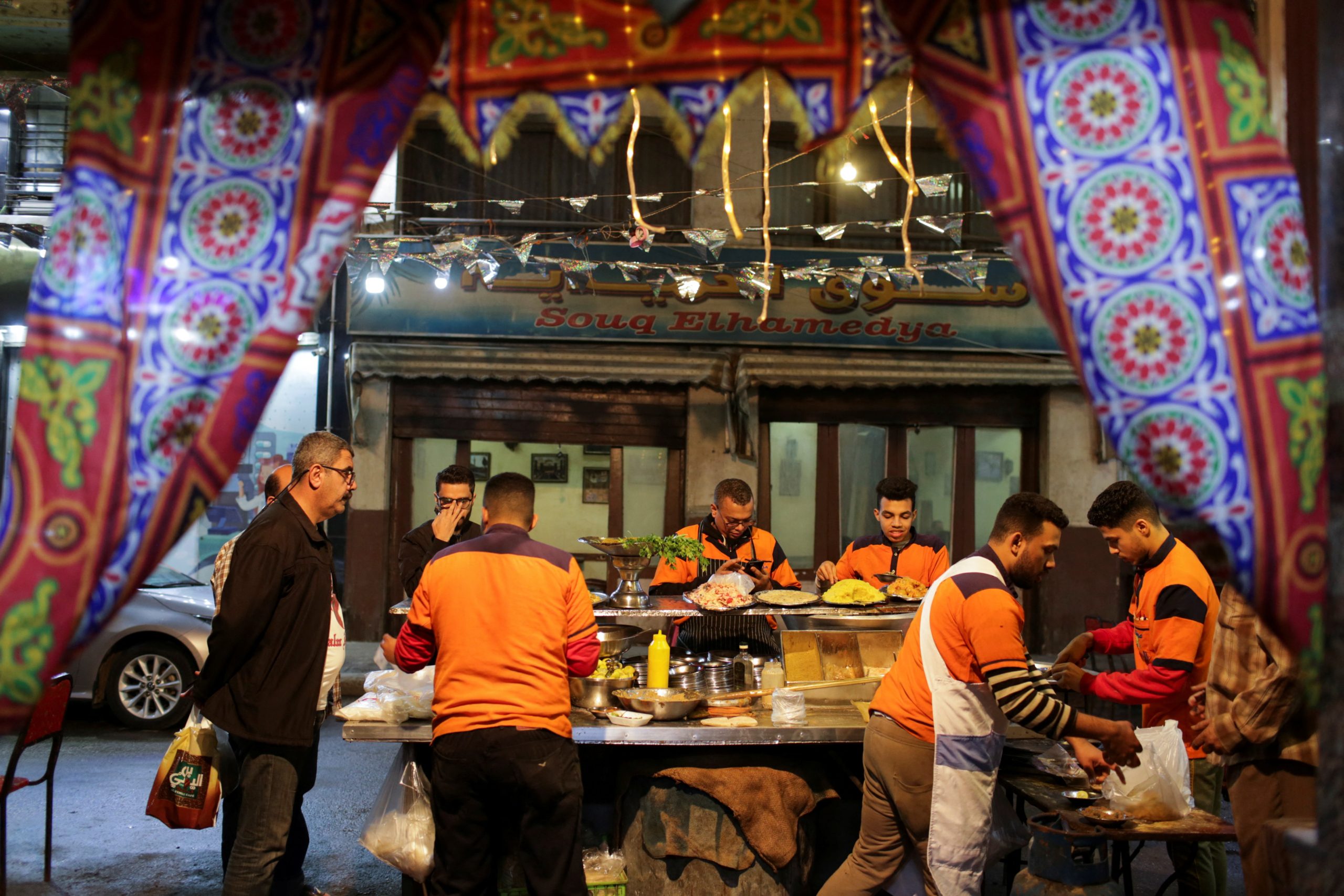 “تأثّرنا بجمال موائد الإفطار في شوارع مصر”! السفارة الكندية بالقاهرة توزع التمر والماء على الصائمين (صور)